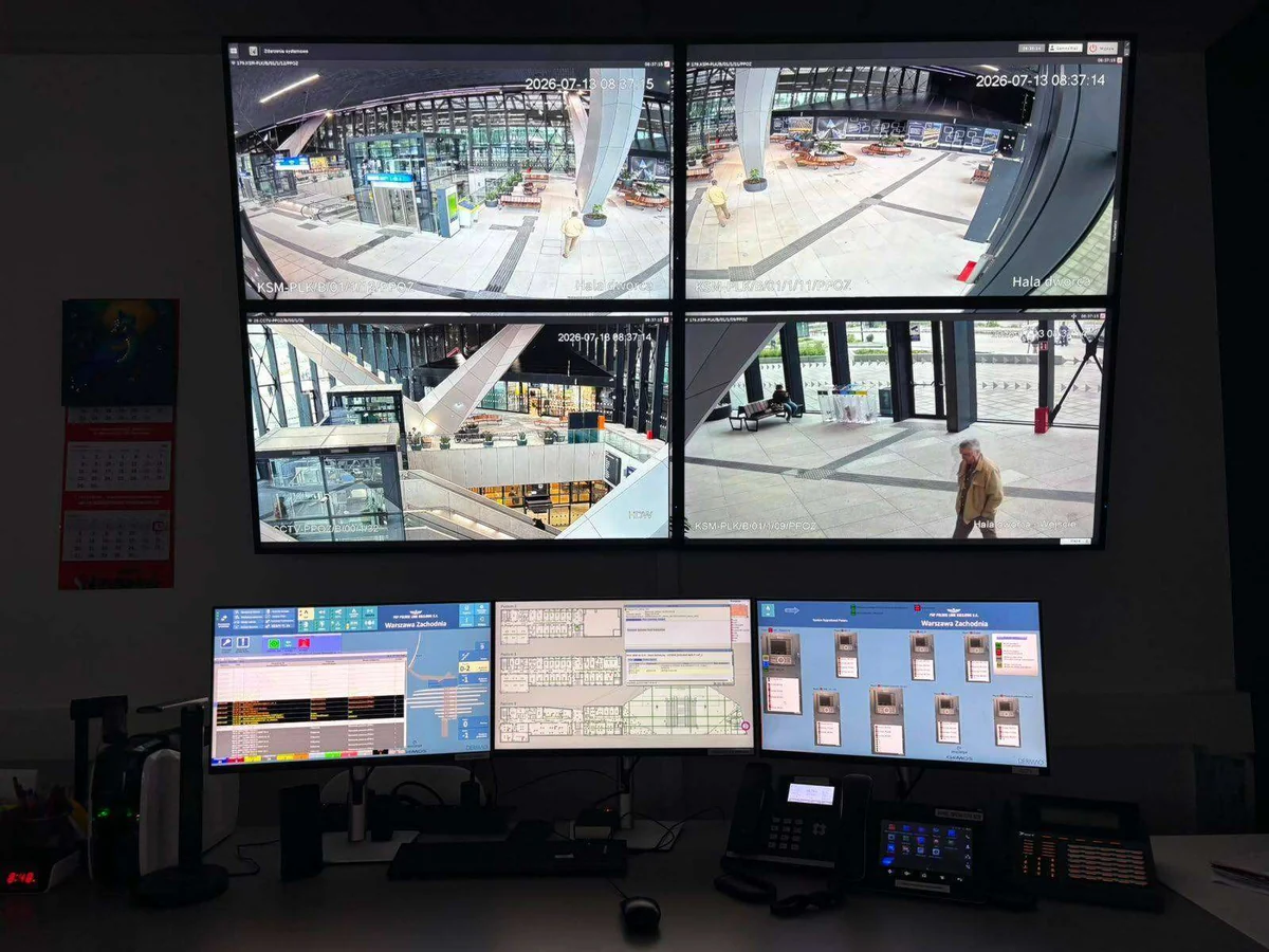 Stanowisko operatorskie GEMOS i CCTV na dworcu Warszawa Zachodnia