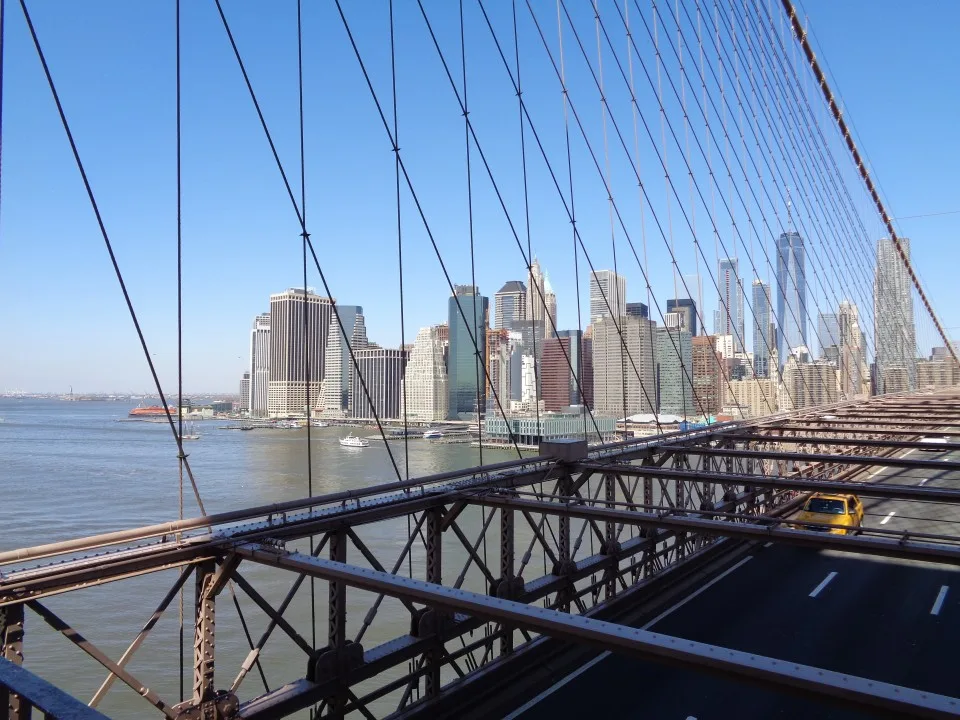 Drapacze chmur Dolnego Manhattanu z widokiem na Most Brookliński